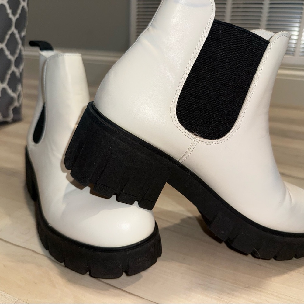 Cushionaire Women's White Chelsea Boots